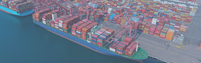 процесс заполнения баржи в китайском порту